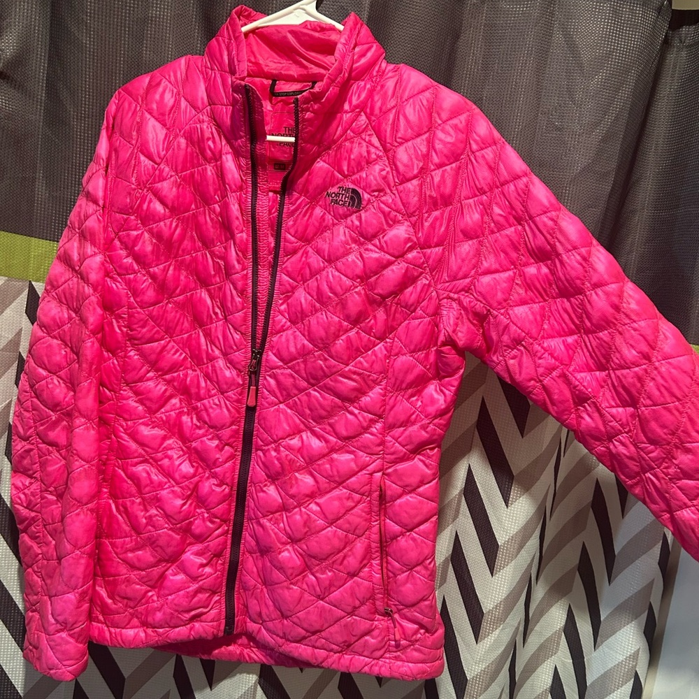 The North Face Women's Vibrant Pink Puffer Jacket. Great Shape No flaws